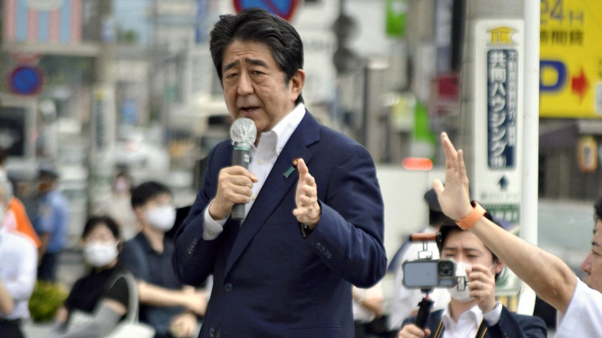 Lelőtték a volt japán miniszterelnököt, Abe Sinzót.