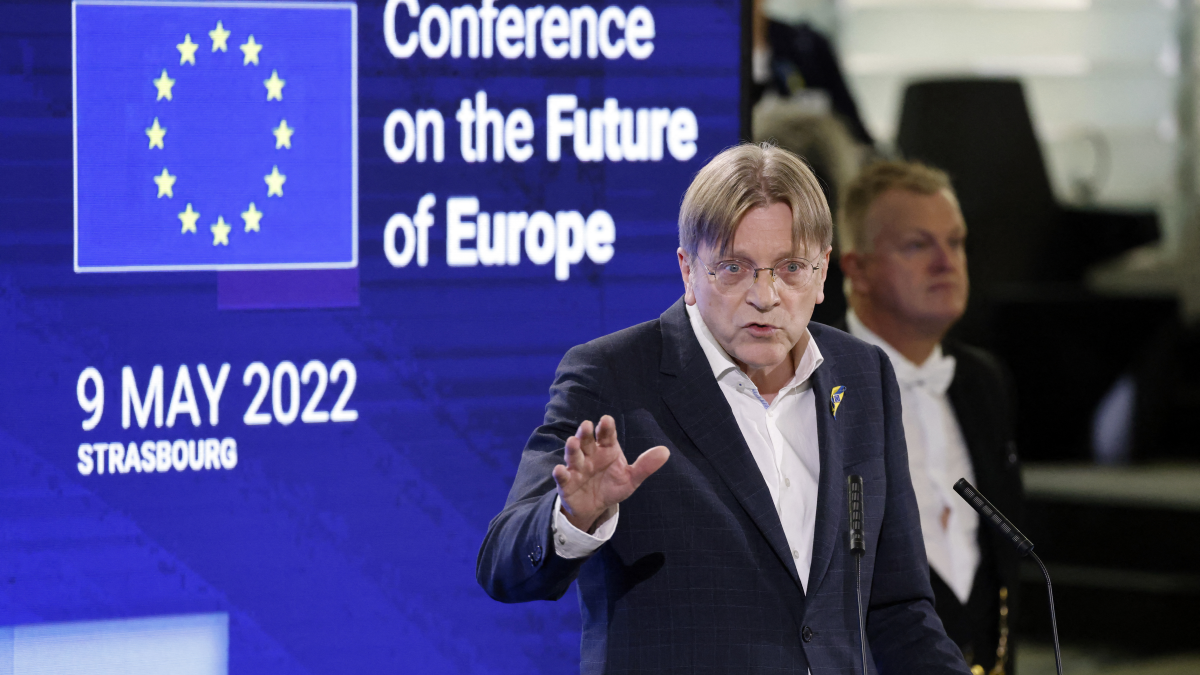 Verhofstadt: Hagyjunk fel a fokozatos szankciókkal!