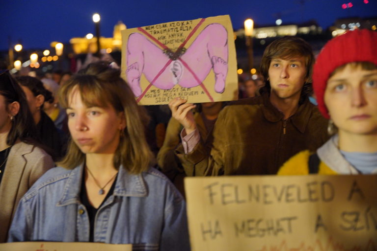 „Sándor, Sándor, tűnj a pinámból!” - A szívhang-rendelet miatt vergődtek a liberálisok a Kossuth téren