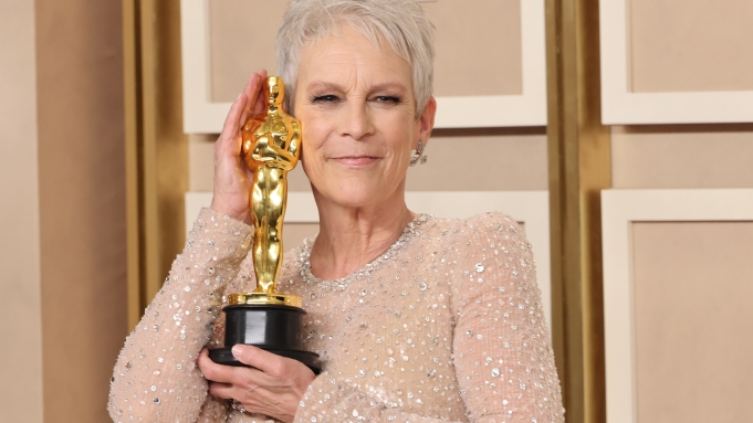Jamie Lee Curtis „ők” személyes névmással illeti az Oscar-díját, ezzel is támogatva a transznemű lányát