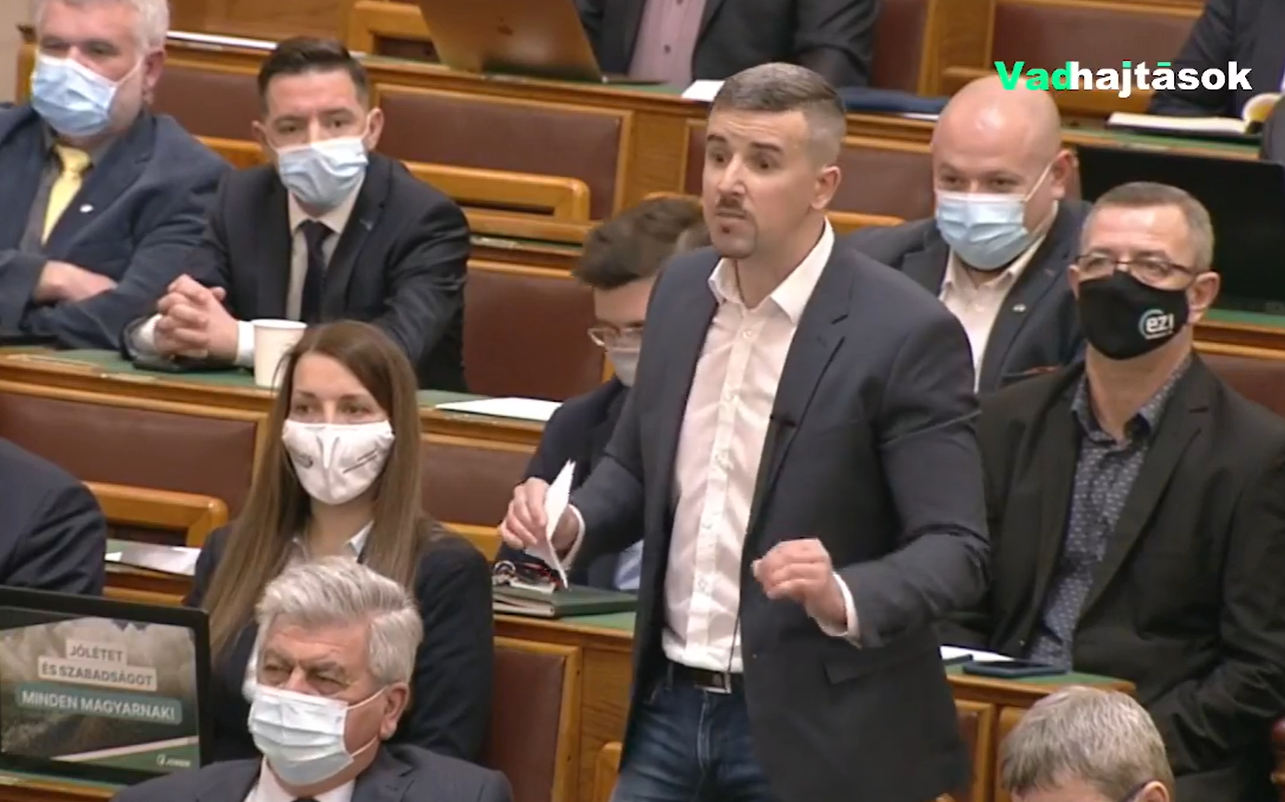 Jakab a parlamentben: Ha nyerünk, Mészáros Lőrinc pucolhatja a WC-t Szegeden, önökkel együtt