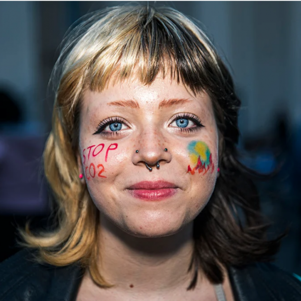Greta Thunberg magyar követői a Kossuth téren tomboltak Tordai Bence vezetésével