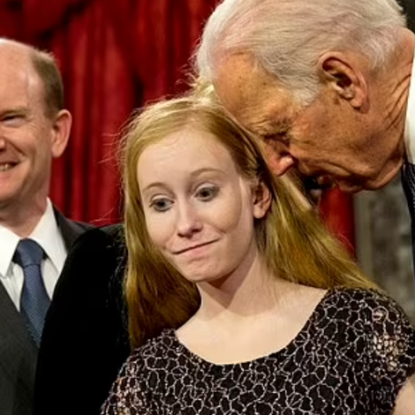Biden ismét egy kislányt fogdosott (Videó)