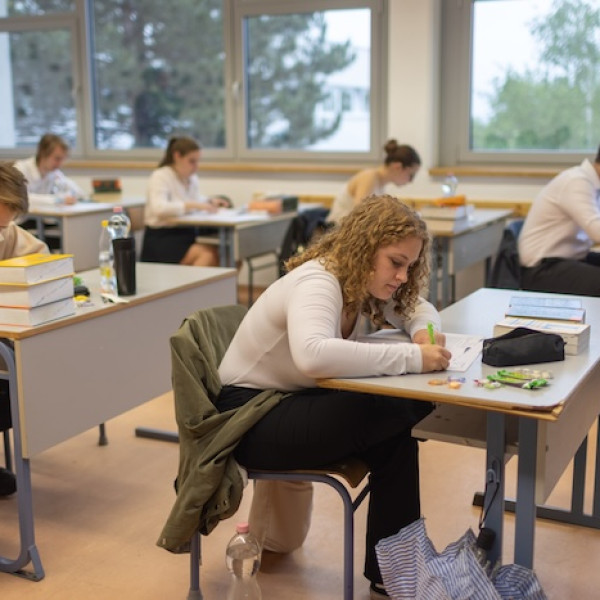 Több ezer diák érettségizik ma magyar nyelv és irodalomból
