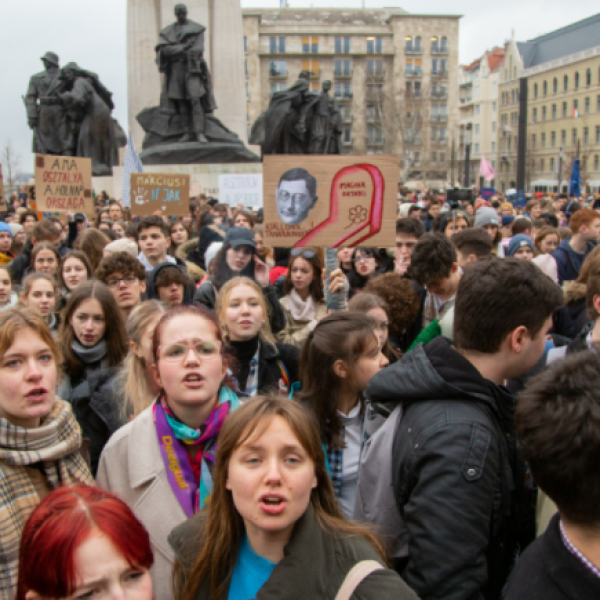 Fizessétek ki a tanárainkat! - Néhány száz diák vergődött a Kossuth téren