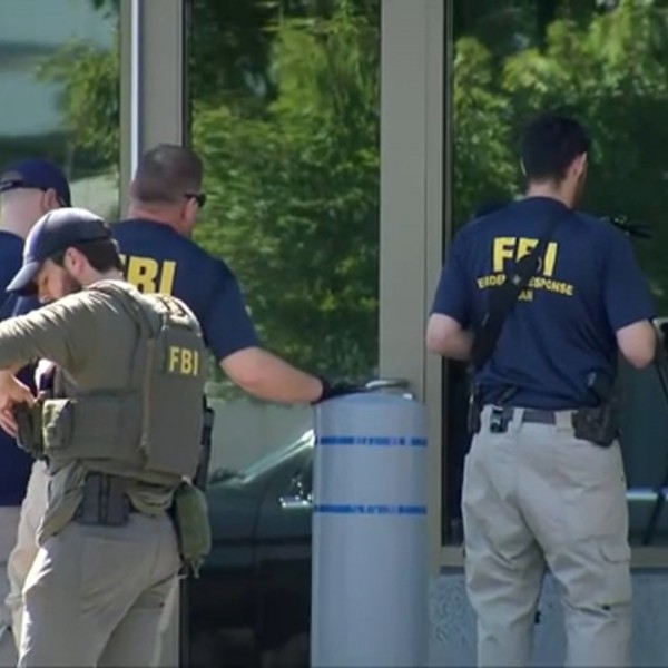 Lelőttek egy fegyveres férfit, aki megtámadta az FBI irodáját Ohióban