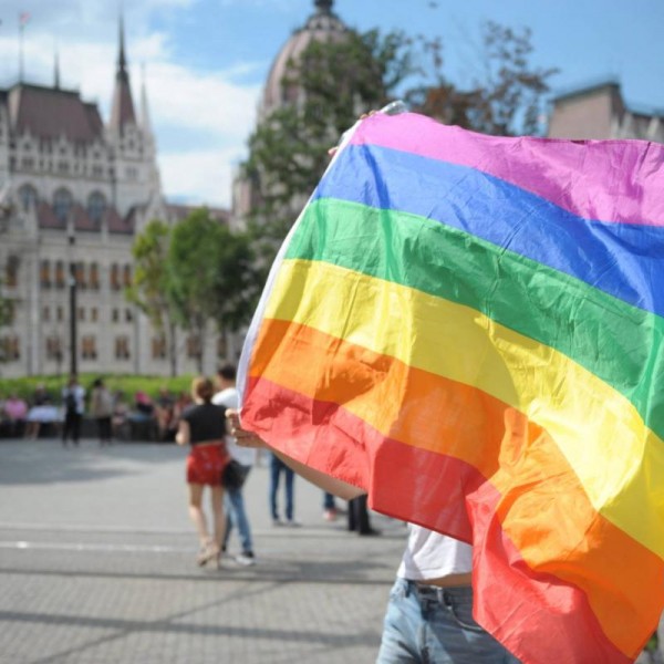 Az EU cseh elnöksége levelet írt a tagállamoknak, amiben a magyar kormány transzfóbiájára figyelmeztetnek