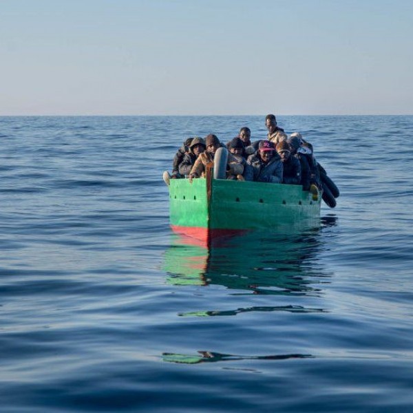 Elsüllyedt két migránsokat szállító csónak Tunézia partjainál, legkevesebb 29-en meghaltak