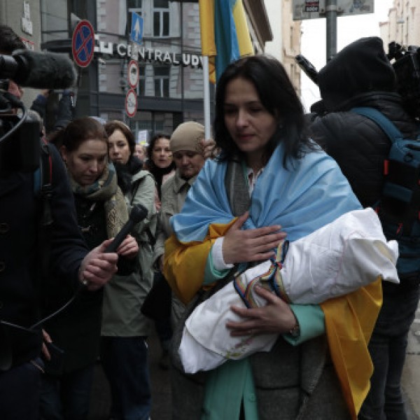So helfen Sie ukrainischen Flüchtlingen: Ukrainische Mütter protestieren in Budapest gegen Orbán und Putin