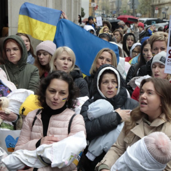 So helfen Sie ukrainischen Flüchtlingen: Ukrainische Mütter protestieren in Budapest gegen Orbán und Putin