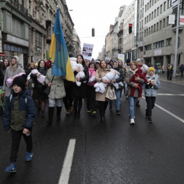 Így segíts az ukrán menekülteken: Orbán és Putyin ellen tüntetnek az ukrán anyák Budapesten