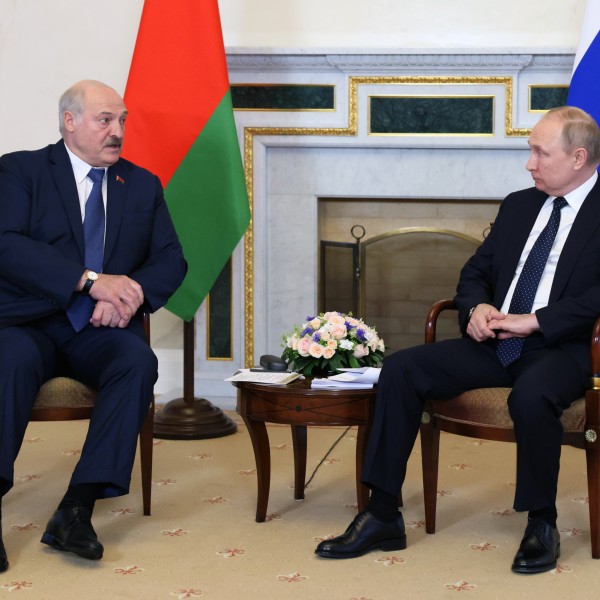 Putyin Iszkander-M rakétarendszert ígért Lukasenkónak