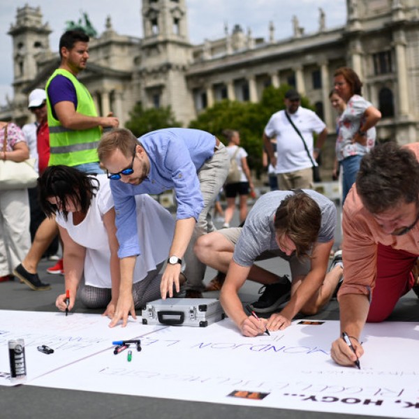 Tüntetést szervezett a Kossuth térre a Momentum, de csak közös rajzolgatás lett belőle