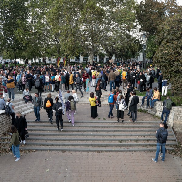 Káosz Budapesten: a komcsik elfoglalták a Margit hidat, pár száz fős kispatkány diákkal