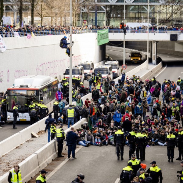 A holland rendőröknek láncfűrésszel kellett szétválasztaniuk a klímaaktivistákat