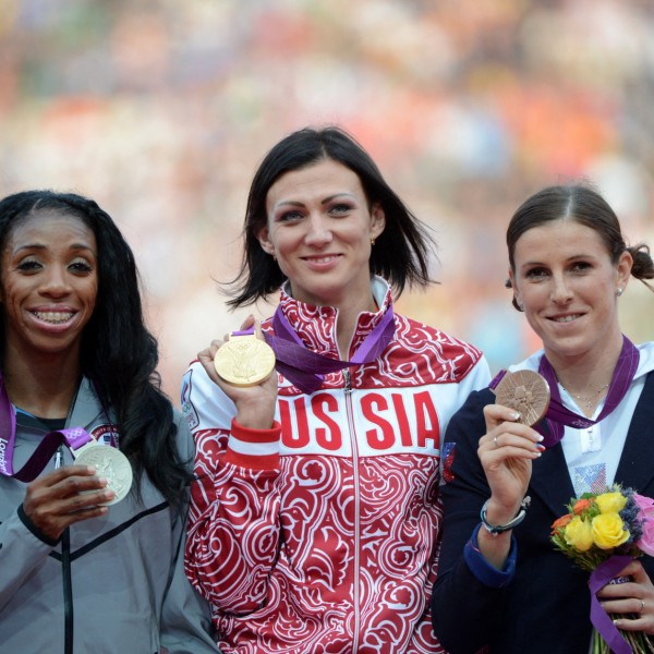 Tíz évvel az olimpiai győzelme után vették el az orosz gátfutó aranyérmét, az amerikai kapta meg