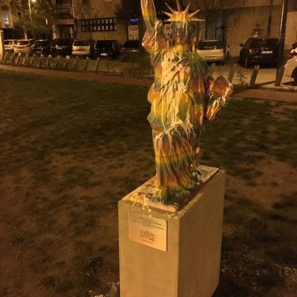 Kiszabadították a BLM-szobrot: úgy néz ki, mintha Gréczy ráverte volna - Fotók
