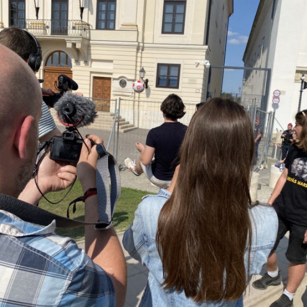 Az unatkozó diákok focilabdával rugdossák a Sándor-palotát