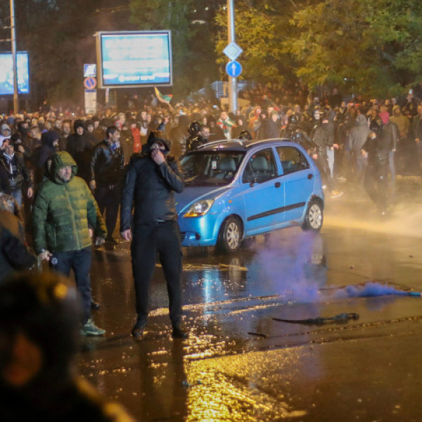 Autókat gyújtottak fel a bolgár futballelnök ellen tiltakozó szurkolók - 40 főt őrizetbe vettek