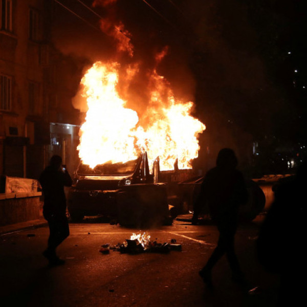 Autókat gyújtottak fel a bolgár futballelnök ellen tiltakozó szurkolók - 40 főt őrizetbe vettek