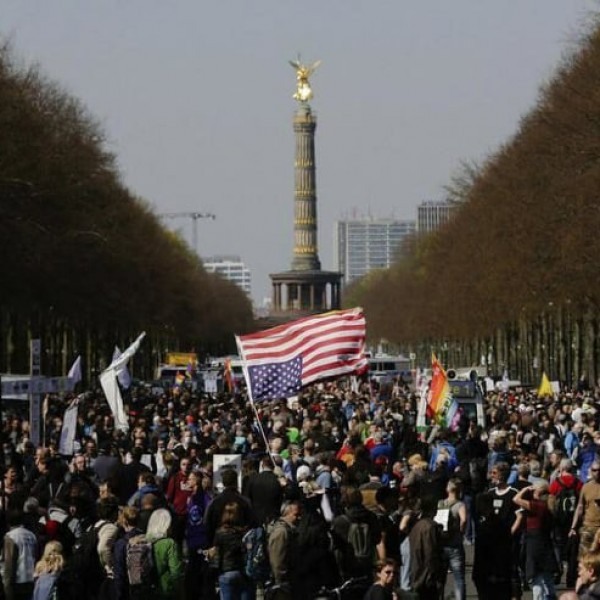 Berlinben ütötték-verték a járványügyi korlátozások ellen tiltakozókat - Videók