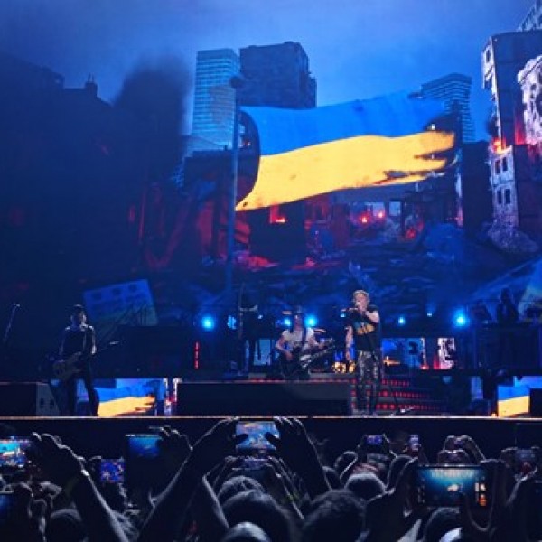 Ukrán zászlóval, tankokat és lerombolt házakat mutatva játszotta a Puskásban a Guns N’ Roses a Civil Wart