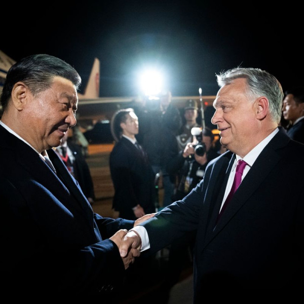 Megérkezett a kínai elnök Magyarországra