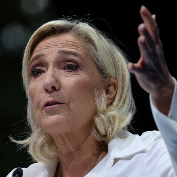 Le Pent uniós pénzekkel való visszaéléssel vádolják