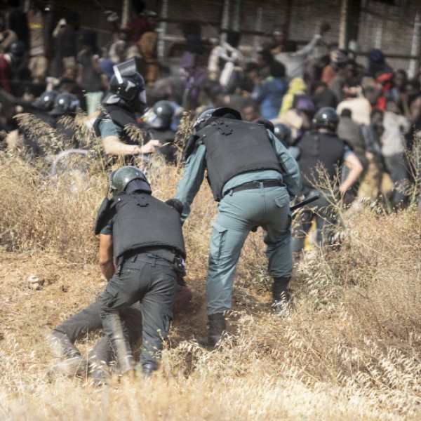 2000 afrikai migráns támadta meg a spanyol enklávét: 140 rendőr megsérült, 5 migráns meghalt
