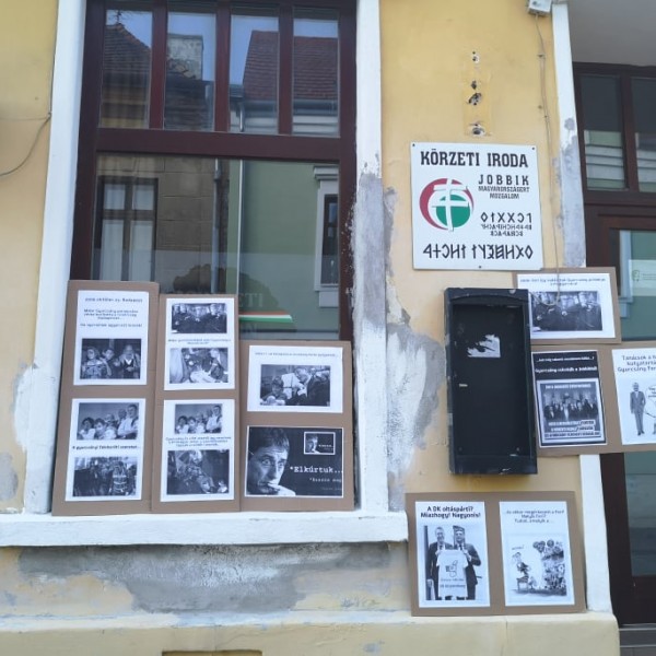 Hazafiak gyurcsányos plakátokkal dekorálták ki a pápai Jobbik irodát - Fotók