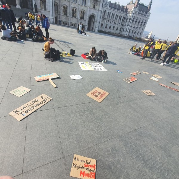 A Kossuth téren tüntetett az Amnesty International és néhány diák