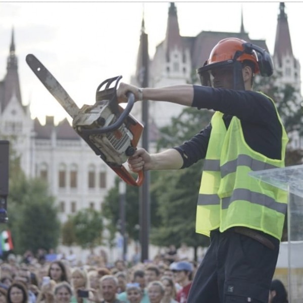 Láncfürésszel szemléltették a kegyetlen tarvágást a tüntetők a Kossuth téren (Videó)