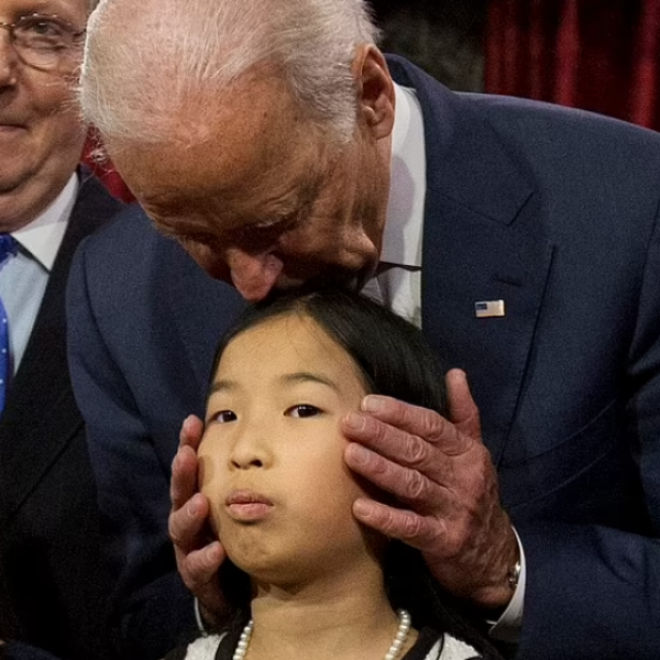 Biden ismét egy kislányt fogdosott (Videó)