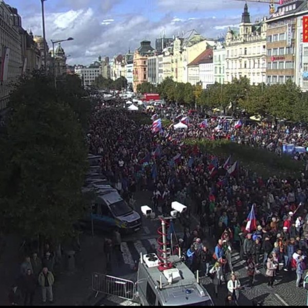 Elegük lett a cseheknek: ismét több tízezer ember gyűlt össze Prágában