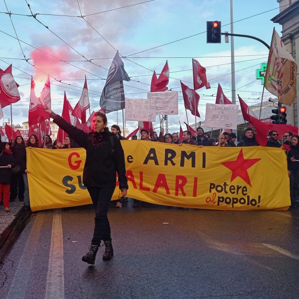 Olaszországban a NATO és az Ukrajnába irányuló fegyverszállítások ellen tüntettek