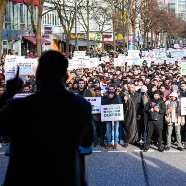 „Allahé a jövő!” – Hamburgban muszlimok ezrei tiltakoztak a Korán-égetések ellen