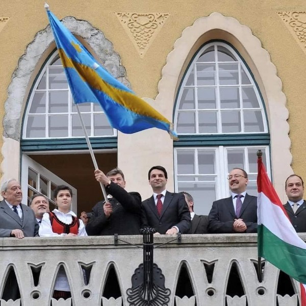 Székely zászló miatt kérette be a román külügy a magyar nagykövetet