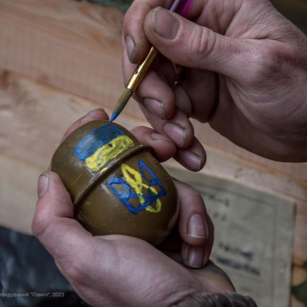 Az ukrán katonák ortodox húsvét alkalmából gránátokat festegetnek