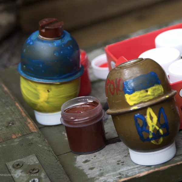 Az ukrán katonák ortodox húsvét alkalmából gránátokat festegetnek