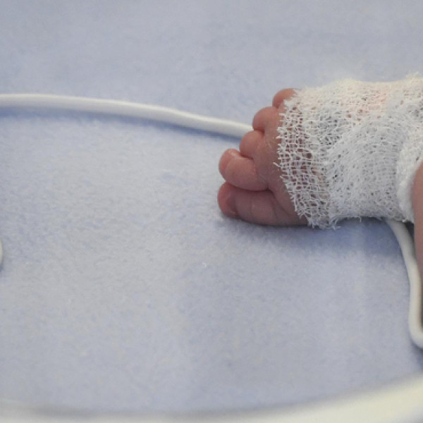 Egy csecsemőt találtak a hatvani kórház babamentő inkubátorában