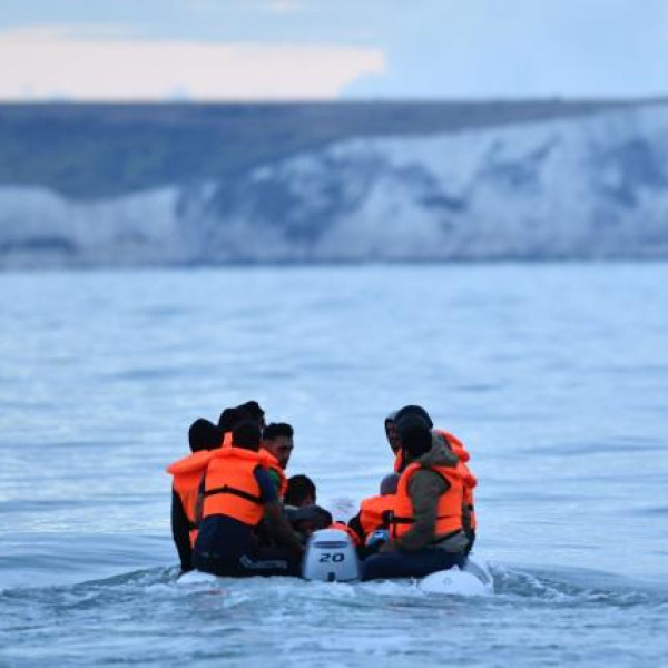 Elsüllyedt egy migránsokat szállító csónak a La Manche-csatornán