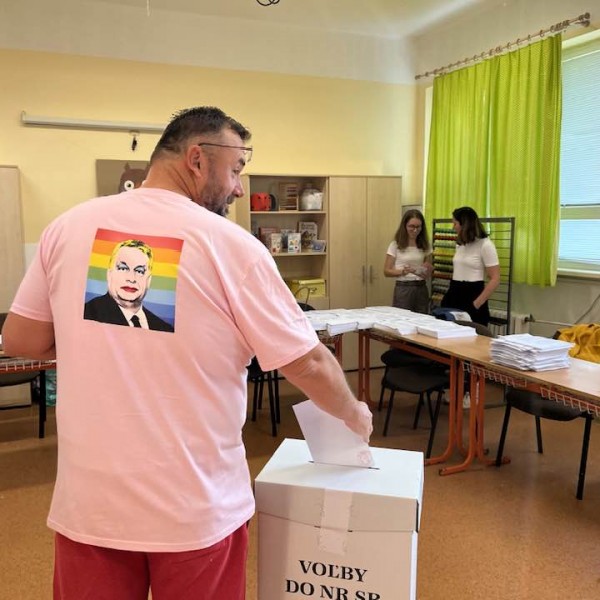 Orbán Viktort gyalázva szavazott egy rimaszombati bohóc képviselő Szlovákiában