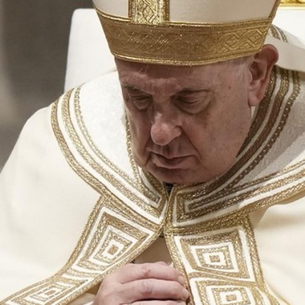 Szívproblémák miatt vitték kórházba Ferenc pápát
