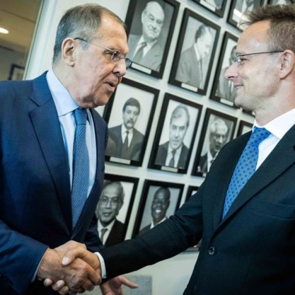 Szijjártó rákérdezett Lavrovnál az orosz tankönyvek ügyére, ezt a választ kapta