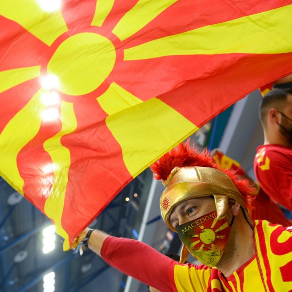 Botrány a kézilabda-Eb-n, leköpött egy szurkolót a montenegrói játékos