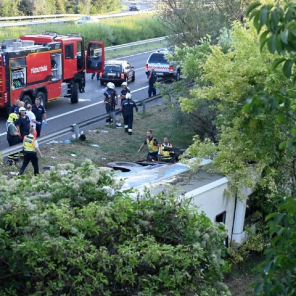 Képek a buszbaleset helyszínéről - nyolcan meghaltak, a busz magyar rendszámú volt
