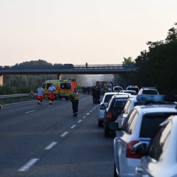 Képek a buszbaleset helyszínéről - nyolcan meghaltak, a busz magyar rendszámú volt