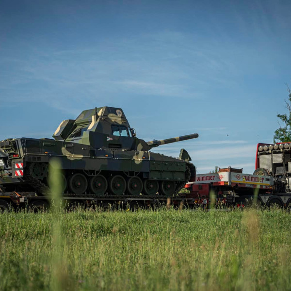 Két új Leopard tank érkezett a honvédséghez