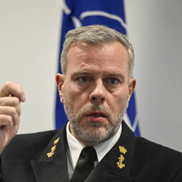 NATO-tisztségviselő: A szövetség készen áll a közvetlen konfrontációra Moszkvával