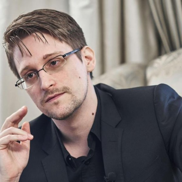 Snowden letette az orosz állampolgársági esküt